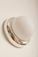 Jednopunktowa w kształcie kopuły okrągła szklana biała lampa ścienna/kinkiet/plafon ze srebrną oprawą z tworzywa sztucznego, Space Age, Sozzi Illuminazione, Włochy, lata 80. - obrazek 4