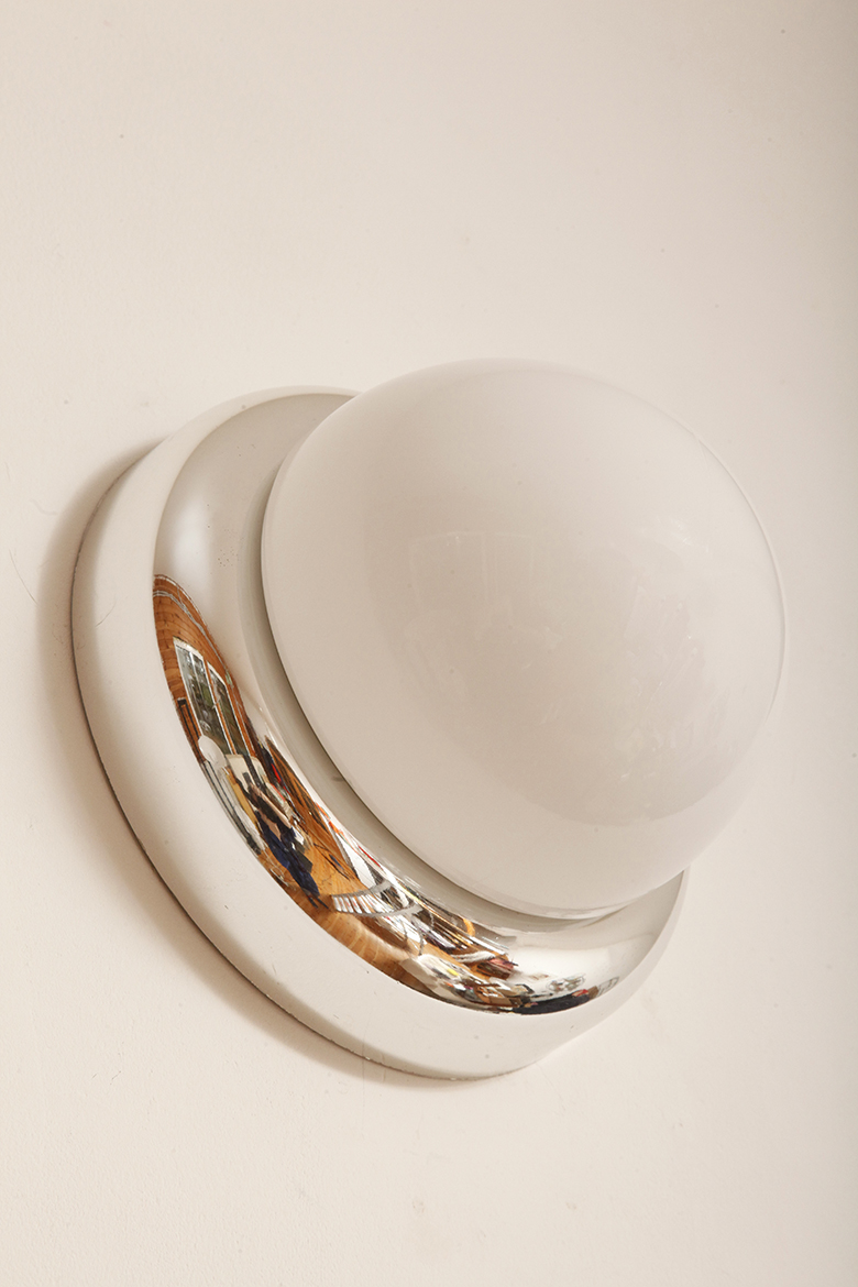 lampa retro, antique store warsaw, design shop, vintage ceiling lamp, design shop warsaw, white glass lamp, italian lamp, retro store, vintage wall lamp, design sklep warszawa, italian style, antyk sklep, design sklep, prl design, antique shop, lampa space age, antyk sklep warszawa, design store, lampa prl, antique store, wisząca lampa retro, italian vintage lamp, sklep retro, lampa vintage, design store warsaw, kinkiet vintage, space age wall lamp, retro shop warsaw, space age, mleczna lampa wiszaca, white lamp, włoski kinkiet vintage, retro sklep warszawa, space age lamp, lampa wiszca prl, retro shop, szklany kinkiet vintage, lampa, vintage shop warsaw, space age style, wisząca lampa vintage, vintage shop, szkło murano, lamp design, vintage store warsaw, vintage hanging lamp, vintage sklep warszawa, vintage store, vintage italian wall lamp, vintage lamp, retro store warsaw, retro lamp, antique shop warsaw, sklep vintage, vintage sconce, prl style, szklana lampa Jednopunktowa w kształcie kopuły okrągła szklana biała lampa ścienna/kinkiet/plafon ze srebrną oprawą z tworzywa sztucznego, Space Age, Sozzi Illuminazione, Włochy, lata 80. - obrazek 4