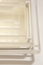 Duży jednopunktowy biały kwadratowy podtynkowy kinkiet/lampa ścienna/plafon „Kvadrat” / „Kvadratlampen” z geometrycznym dyfuzorem z tworzywa sztucznego, projekt Nils Andersen & Salli Besiakow dla Lyfa, Dania, wzór z 1972 roku - obrazek 4