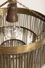 Kaskadowa trzypoziomowa jednopunktowa lampa sufitowa w stylu boho złożona z przeźroczystych szklanych wisiorków i czarnych szklanych pałeczek wiszących na trzech metalowych obręczach w kolorze starego złota, Typ 18-01, Železnobrodskié Sklo, Czechosłowacja, lata 50. - obrazek 41