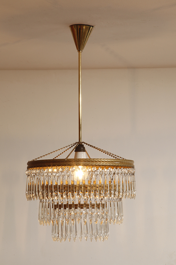 czech design, szklana lampa vintage, czech vintage lamp, vintage, vintage store, vintage ceiling lamp, hanging glass lamp, lamp, sklep vintage, mid century modern, Železnobrodskié Sklo, vintage chandeler, czechoslovakia, design shop, made in prl, lampa vintage Železnobrodskié Sklo, retro glass lamp, 60's, retro shop warsaw, meble prl, Železnobrodskié Sklo ceiling lamp, napako vintage lamp, mid century lamp, retro sklep warszawa, retro, Železnobrodskié Sklo vintage lamp, lampa napako, lamp design, vintage shop warsaw, lampa vintage, lampa boho, lampa sufitowa vintage, vintage lamp, antique shop warsaw, vintage hanging lamp, boho vintage, czeska lampa sufitowa retro, 1960., antique store warsaw, retro lamp, lampa vintage boho, hanging vintage lamp napako, 60., antyk sklep, retro style, retro shop, 1960s, antyk sklep warszawa, vintage light, vintage shop Duża kaskadowa trzypoziomowa jednopunktowa lampa sufitowa w stylu boho złożona z 143 przeźroczystych szklanych wisiorków i innych szklanych dodatków wiszących na trzech metalowych obręczach w kolorze starego złota, Typ 18-01, Železnobrodskié Sklo, Czechosłowacja, lata 50. - obrazek 42