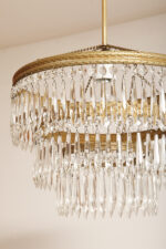 Duża kaskadowa trzypoziomowa jednopunktowa lampa sufitowa w stylu boho złożona z 143 przeźroczystych szklanych wisiorków i innych szklanych dodatków wiszących na trzech metalowych obręczach w kolorze starego złota, Typ 18-01, Železnobrodskié Sklo, Czechosłowacja, lata 50. - obrazek 43
