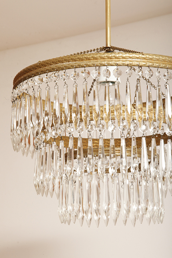 czech design, szklana lampa vintage, czech vintage lamp, vintage, vintage store, vintage ceiling lamp, hanging glass lamp, lamp, sklep vintage, mid century modern, Železnobrodskié Sklo, vintage chandeler, czechoslovakia, design shop, made in prl, lampa vintage Železnobrodskié Sklo, retro glass lamp, 60's, retro shop warsaw, meble prl, Železnobrodskié Sklo ceiling lamp, napako vintage lamp, mid century lamp, retro sklep warszawa, retro, Železnobrodskié Sklo vintage lamp, lampa napako, lamp design, vintage shop warsaw, lampa vintage, lampa boho, lampa sufitowa vintage, vintage lamp, antique shop warsaw, vintage hanging lamp, boho vintage, czeska lampa sufitowa retro, 1960., antique store warsaw, retro lamp, lampa vintage boho, hanging vintage lamp napako, 60., antyk sklep, retro style, retro shop, 1960s, antyk sklep warszawa, vintage light, vintage shop Duża kaskadowa trzypoziomowa jednopunktowa lampa sufitowa w stylu boho złożona z 143 przeźroczystych szklanych wisiorków i innych szklanych dodatków wiszących na trzech metalowych obręczach w kolorze starego złota, Typ 18-01, Železnobrodskié Sklo, Czechosłowacja, lata 50. - obrazek 43