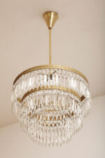 Duża kaskadowa trzypoziomowa jednopunktowa lampa sufitowa w stylu boho złożona z 143 przeźroczystych szklanych wisiorków i innych szklanych dodatków wiszących na trzech metalowych obręczach w kolorze starego złota, Typ 18-01, Železnobrodskié Sklo, Czechosłowacja, lata 50. - obrazek 44