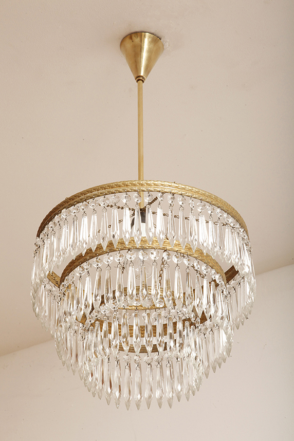 czech design, szklana lampa vintage, czech vintage lamp, vintage, vintage store, vintage ceiling lamp, hanging glass lamp, lamp, sklep vintage, mid century modern, Železnobrodskié Sklo, vintage chandeler, czechoslovakia, design shop, made in prl, lampa vintage Železnobrodskié Sklo, retro glass lamp, 60's, retro shop warsaw, meble prl, Železnobrodskié Sklo ceiling lamp, napako vintage lamp, mid century lamp, retro sklep warszawa, retro, Železnobrodskié Sklo vintage lamp, lampa napako, lamp design, vintage shop warsaw, lampa vintage, lampa boho, lampa sufitowa vintage, vintage lamp, antique shop warsaw, vintage hanging lamp, boho vintage, czeska lampa sufitowa retro, 1960., antique store warsaw, retro lamp, lampa vintage boho, hanging vintage lamp napako, 60., antyk sklep, retro style, retro shop, 1960s, antyk sklep warszawa, vintage light, vintage shop Duża kaskadowa trzypoziomowa jednopunktowa lampa sufitowa w stylu boho złożona z 143 przeźroczystych szklanych wisiorków i innych szklanych dodatków wiszących na trzech metalowych obręczach w kolorze starego złota, Typ 18-01, Železnobrodskié Sklo, Czechosłowacja, lata 50. - obrazek 44