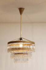 Duża kaskadowa trzypoziomowa jednopunktowa lampa sufitowa w stylu boho złożona z 143 przeźroczystych szklanych wisiorków i innych szklanych dodatków wiszących na trzech metalowych obręczach w kolorze starego złota, Typ 18-01, Železnobrodskié Sklo, Czechosłowacja, lata 50. - obrazek 45