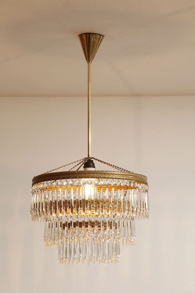 czech design, szklana lampa vintage, czech vintage lamp, vintage, vintage store, vintage ceiling lamp, hanging glass lamp, lamp, sklep vintage, mid century modern, Železnobrodskié Sklo, vintage chandeler, czechoslovakia, design shop, made in prl, lampa vintage Železnobrodskié Sklo, retro glass lamp, 60's, retro shop warsaw, meble prl, Železnobrodskié Sklo ceiling lamp, napako vintage lamp, mid century lamp, retro sklep warszawa, retro, Železnobrodskié Sklo vintage lamp, lampa napako, lamp design, vintage shop warsaw, lampa vintage, lampa boho, lampa sufitowa vintage, vintage lamp, antique shop warsaw, vintage hanging lamp, boho vintage, czeska lampa sufitowa retro, 1960., antique store warsaw, retro lamp, lampa vintage boho, hanging vintage lamp napako, 60., antyk sklep, retro style, retro shop, 1960s, antyk sklep warszawa, vintage light, vintage shop Duża kaskadowa trzypoziomowa jednopunktowa lampa sufitowa w stylu boho złożona z 143 przeźroczystych szklanych wisiorków i innych szklanych dodatków wiszących na trzech metalowych obręczach w kolorze starego złota, Typ 18-01, Železnobrodskié Sklo, Czechosłowacja, lata 50. - obrazek 45