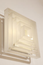 Duży jednopunktowy biały kwadratowy podtynkowy kinkiet/lampa ścienna/plafon „Kvadrat” / „Kvadratlampen” z geometrycznym dyfuzorem z tworzywa sztucznego, projekt Nils Andersen & Salli Besiakow dla Lyfa, Dania, wzór z 1972 roku - obrazek 44