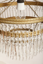 Duża kaskadowa trzypoziomowa jednopunktowa lampa sufitowa w stylu boho złożona z 143 przeźroczystych szklanych wisiorków i innych szklanych dodatków wiszących na trzech metalowych obręczach w kolorze starego złota, Typ 18-01, Železnobrodskié Sklo, Czechosłowacja, lata 50. - obrazek 46
