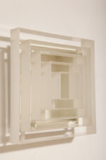 Duży jednopunktowy biały kwadratowy podtynkowy kinkiet/lampa ścienna/plafon „Kvadrat” / „Kvadratlampen” z geometrycznym dyfuzorem z tworzywa sztucznego, projekt Nils Andersen & Salli Besiakow dla Lyfa, Dania, wzór z 1972 roku - obrazek 45