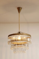 Duża kaskadowa trzypoziomowa jednopunktowa lampa sufitowa w stylu boho złożona z 143 przeźroczystych szklanych wisiorków i innych szklanych dodatków wiszących na trzech metalowych obręczach w kolorze starego złota, Typ 18-01, Železnobrodskié Sklo, Czechosłowacja, lata 50. - obrazek 47
