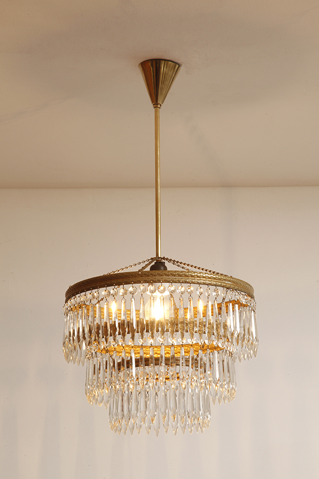 czech design, szklana lampa vintage, czech vintage lamp, vintage, vintage store, vintage ceiling lamp, hanging glass lamp, lamp, sklep vintage, mid century modern, Železnobrodskié Sklo, vintage chandeler, czechoslovakia, design shop, made in prl, lampa vintage Železnobrodskié Sklo, retro glass lamp, 60's, retro shop warsaw, meble prl, Železnobrodskié Sklo ceiling lamp, napako vintage lamp, mid century lamp, retro sklep warszawa, retro, Železnobrodskié Sklo vintage lamp, lampa napako, lamp design, vintage shop warsaw, lampa vintage, lampa boho, lampa sufitowa vintage, vintage lamp, antique shop warsaw, vintage hanging lamp, boho vintage, czeska lampa sufitowa retro, 1960., antique store warsaw, retro lamp, lampa vintage boho, hanging vintage lamp napako, 60., antyk sklep, retro style, retro shop, 1960s, antyk sklep warszawa, vintage light, vintage shop Duża kaskadowa trzypoziomowa jednopunktowa lampa sufitowa w stylu boho złożona z 143 przeźroczystych szklanych wisiorków i innych szklanych dodatków wiszących na trzech metalowych obręczach w kolorze starego złota, Typ 18-01, Železnobrodskié Sklo, Czechosłowacja, lata 50. - obrazek 47