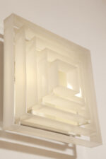 Duży jednopunktowy biały kwadratowy podtynkowy kinkiet/lampa ścienna/plafon „Kvadrat” / „Kvadratlampen” z geometrycznym dyfuzorem z tworzywa sztucznego, projekt Nils Andersen & Salli Besiakow dla Lyfa, Dania, wzór z 1972 roku - obrazek 46