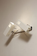 Dwupunktowa pozioma biała metalowa lampa ścienna/kinkiet z ruchomymi kloszami na chromowanej konstrukcji, Space Age, Włochy, lata 70 - obrazek 48