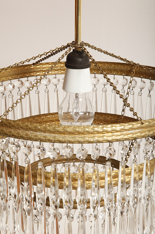 czech design, szklana lampa vintage, czech vintage lamp, vintage, vintage store, vintage ceiling lamp, hanging glass lamp, lamp, sklep vintage, mid century modern, Železnobrodskié Sklo, vintage chandeler, czechoslovakia, design shop, made in prl, lampa vintage Železnobrodskié Sklo, retro glass lamp, 60's, retro shop warsaw, meble prl, Železnobrodskié Sklo ceiling lamp, napako vintage lamp, mid century lamp, retro sklep warszawa, retro, Železnobrodskié Sklo vintage lamp, lampa napako, lamp design, vintage shop warsaw, lampa vintage, lampa boho, lampa sufitowa vintage, vintage lamp, antique shop warsaw, vintage hanging lamp, boho vintage, czeska lampa sufitowa retro, 1960., antique store warsaw, retro lamp, lampa vintage boho, hanging vintage lamp napako, 60., antyk sklep, retro style, retro shop, 1960s, antyk sklep warszawa, vintage light, vintage shop Duża kaskadowa trzypoziomowa jednopunktowa lampa sufitowa w stylu boho złożona z 143 przeźroczystych szklanych wisiorków i innych szklanych dodatków wiszących na trzech metalowych obręczach w kolorze starego złota, Typ 18-01, Železnobrodskié Sklo, Czechosłowacja, lata 50. - obrazek 48