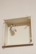 Duży jednopunktowy biały kwadratowy podtynkowy kinkiet/lampa ścienna/plafon „Kvadrat” / „Kvadratlampen” z geometrycznym dyfuzorem z tworzywa sztucznego, projekt Nils Andersen & Salli Besiakow dla Lyfa, Dania, wzór z 1972 roku - obrazek 47