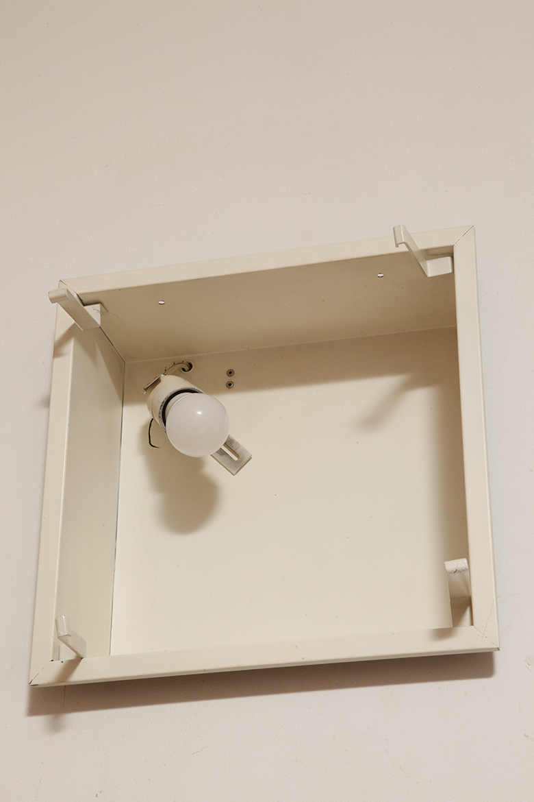 scandinavian lamp, antique shop warsaw, duński design, retro sklep warszawa, scandinavian style, antique store warsaw, retro shop, vintage shop warsaw, vintage wall lamp, antyk sklep, vintage shop, vintage store warsaw, metal lamp, antyk sklep warszawa, vintage store, retro store warsaw, lampa vintage, scandinavian vintage lamp, sklep vintage, design shop warsaw, danish design, metal vintage lamp, design shop, design sklep warszawa, lampa retro, wall lamp lyfa, retro store, danish lamp, antique shop, duńska lampa, design sklep, danish ceiling lamp, antique store, danish hanging lamp, design store, vintage lamp, design store warsaw, vintage danish lamp, kinkiet lyfa, sklep retro, scandinavian design, vintage sklep warszawa, danish retro lamp, lyfa wall lamp, retro shop warsaw Duży jednopunktowy biały kwadratowy podtynkowy kinkiet/lampa ścienna/plafon „Kvadrat” / „Kvadratlampen” z geometrycznym dyfuzorem z tworzywa sztucznego, projekt Nils Andersen & Salli Besiakow dla Lyfa, Dania, wzór z 1972 roku - obrazek 47