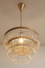 Duża kaskadowa trzypoziomowa jednopunktowa lampa sufitowa w stylu boho złożona z 143 przeźroczystych szklanych wisiorków i innych szklanych dodatków wiszących na trzech metalowych obręczach w kolorze starego złota, Typ 18-01, Železnobrodskié Sklo, Czechosłowacja, lata 50. - obrazek 49