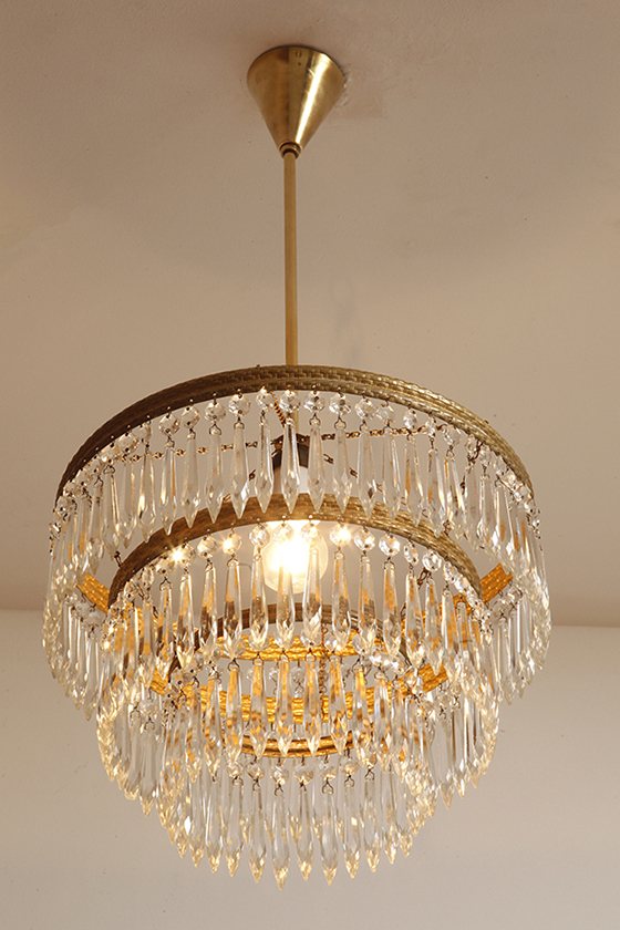 czech design, szklana lampa vintage, czech vintage lamp, vintage, vintage store, vintage ceiling lamp, hanging glass lamp, lamp, sklep vintage, mid century modern, Železnobrodskié Sklo, vintage chandeler, czechoslovakia, design shop, made in prl, lampa vintage Železnobrodskié Sklo, retro glass lamp, 60's, retro shop warsaw, meble prl, Železnobrodskié Sklo ceiling lamp, napako vintage lamp, mid century lamp, retro sklep warszawa, retro, Železnobrodskié Sklo vintage lamp, lampa napako, lamp design, vintage shop warsaw, lampa vintage, lampa boho, lampa sufitowa vintage, vintage lamp, antique shop warsaw, vintage hanging lamp, boho vintage, czeska lampa sufitowa retro, 1960., antique store warsaw, retro lamp, lampa vintage boho, hanging vintage lamp napako, 60., antyk sklep, retro style, retro shop, 1960s, antyk sklep warszawa, vintage light, vintage shop Duża kaskadowa trzypoziomowa jednopunktowa lampa sufitowa w stylu boho złożona z 143 przeźroczystych szklanych wisiorków i innych szklanych dodatków wiszących na trzech metalowych obręczach w kolorze starego złota, Typ 18-01, Železnobrodskié Sklo, Czechosłowacja, lata 50. - obrazek 49