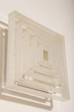 Duży jednopunktowy biały kwadratowy podtynkowy kinkiet/lampa ścienna/plafon „Kvadrat” / „Kvadratlampen” z geometrycznym dyfuzorem z tworzywa sztucznego, projekt Nils Andersen & Salli Besiakow dla Lyfa, Dania, wzór z 1972 roku - obrazek 48