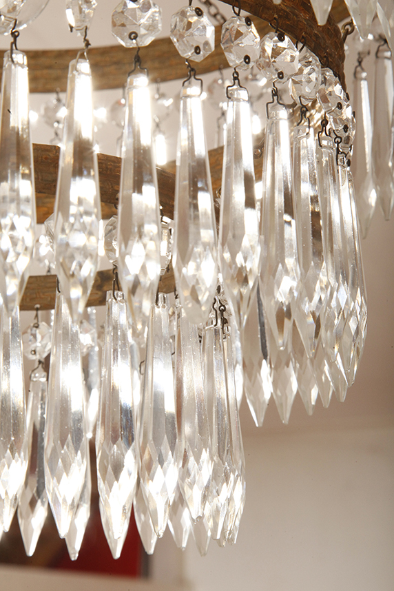 czech design, szklana lampa vintage, czech vintage lamp, vintage, vintage store, vintage ceiling lamp, hanging glass lamp, lamp, sklep vintage, mid century modern, Železnobrodskié Sklo, vintage chandeler, czechoslovakia, design shop, made in prl, lampa vintage Železnobrodskié Sklo, retro glass lamp, 60's, retro shop warsaw, meble prl, Železnobrodskié Sklo ceiling lamp, napako vintage lamp, mid century lamp, retro sklep warszawa, retro, Železnobrodskié Sklo vintage lamp, lampa napako, lamp design, vintage shop warsaw, lampa vintage, lampa boho, lampa sufitowa vintage, vintage lamp, antique shop warsaw, vintage hanging lamp, boho vintage, czeska lampa sufitowa retro, 1960., antique store warsaw, retro lamp, lampa vintage boho, hanging vintage lamp napako, 60., antyk sklep, retro style, retro shop, 1960s, antyk sklep warszawa, vintage light, vintage shop Duża kaskadowa trzypoziomowa jednopunktowa lampa sufitowa w stylu boho złożona z 143 przeźroczystych szklanych wisiorków i innych szklanych dodatków wiszących na trzech metalowych obręczach w kolorze starego złota, Typ 18-01, Železnobrodskié Sklo, Czechosłowacja, lata 50. - obrazek 50