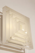 Duży jednopunktowy biały kwadratowy podtynkowy kinkiet/lampa ścienna/plafon „Kvadrat” / „Kvadratlampen” z geometrycznym dyfuzorem z tworzywa sztucznego, projekt Nils Andersen & Salli Besiakow dla Lyfa, Dania, wzór z 1972 roku - obrazek 49