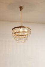 Duża kaskadowa trzypoziomowa jednopunktowa lampa sufitowa w stylu boho złożona z 143 przeźroczystych szklanych wisiorków i innych szklanych dodatków wiszących na trzech metalowych obręczach w kolorze starego złota, Typ 18-01, Železnobrodskié Sklo, Czechosłowacja, lata 50. - obrazek 51