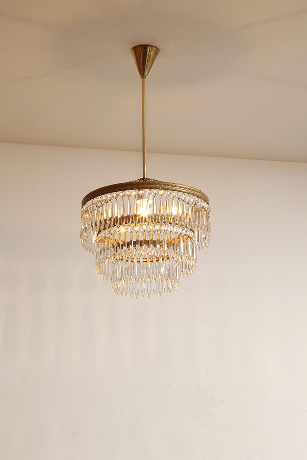 czech design, szklana lampa vintage, czech vintage lamp, vintage, vintage store, vintage ceiling lamp, hanging glass lamp, lamp, sklep vintage, mid century modern, Železnobrodskié Sklo, vintage chandeler, czechoslovakia, design shop, made in prl, lampa vintage Železnobrodskié Sklo, retro glass lamp, 60's, retro shop warsaw, meble prl, Železnobrodskié Sklo ceiling lamp, napako vintage lamp, mid century lamp, retro sklep warszawa, retro, Železnobrodskié Sklo vintage lamp, lampa napako, lamp design, vintage shop warsaw, lampa vintage, lampa boho, lampa sufitowa vintage, vintage lamp, antique shop warsaw, vintage hanging lamp, boho vintage, czeska lampa sufitowa retro, 1960., antique store warsaw, retro lamp, lampa vintage boho, hanging vintage lamp napako, 60., antyk sklep, retro style, retro shop, 1960s, antyk sklep warszawa, vintage light, vintage shop Duża kaskadowa trzypoziomowa jednopunktowa lampa sufitowa w stylu boho złożona z 143 przeźroczystych szklanych wisiorków i innych szklanych dodatków wiszących na trzech metalowych obręczach w kolorze starego złota, Typ 18-01, Železnobrodskié Sklo, Czechosłowacja, lata 50. - obrazek 51