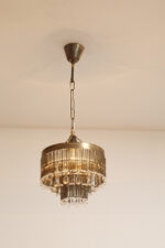 Kaskadowa trzypoziomowa jednopunktowa lampa sufitowa w stylu boho złożona z przeźroczystych szklanych wisiorków i czarnych szklanych pałeczek wiszących na trzech metalowych obręczach w kolorze starego złota, Typ 18-01, Železnobrodskié Sklo, Czechosłowacja, lata 50. - obrazek 5