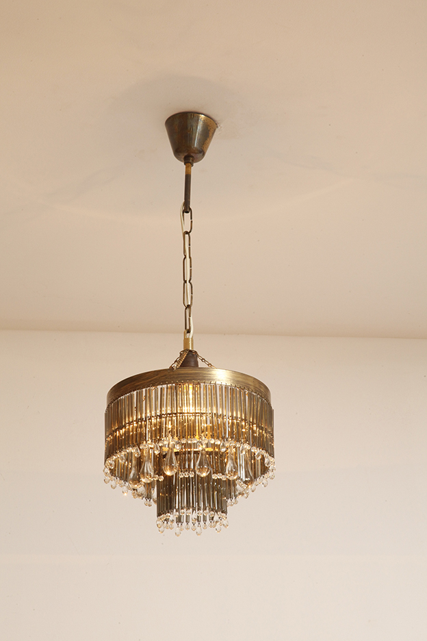 lampa napako, lamp design, vintage shop warsaw, lampa vintage, lampa boho, lampa sufitowa vintage, vintage lamp, antique shop warsaw, vintage hanging lamp, boho vintage, czeska lampa sufitowa retro, 1960., antique store warsaw, retro lamp, lampa vintage boho, hanging vintage lamp napako, 60., antyk sklep, retro style, retro shop, 1960s, antyk sklep warszawa, vintage light, vintage shop, czech design, szklana lampa vintage, czech vintage lamp, vintage, vintage store, vintage ceiling lamp, hanging glass lamp, lamp, sklep vintage, mid century modern, Železnobrodskié Sklo, vintage chandeler, czechoslovakia, design shop, made in prl, lampa vintage Železnobrodskié Sklo, retro glass lamp, 60's, retro shop warsaw, meble prl, Železnobrodskié Sklo ceiling lamp, napako vintage lamp, mid century lamp, retro sklep warszawa, retro, Železnobrodskié Sklo vintage lamp Kaskadowa trzypoziomowa jednopunktowa lampa sufitowa w stylu boho złożona z przeźroczystych szklanych wisiorków i czarnych szklanych pałeczek wiszących na trzech metalowych obręczach w kolorze starego złota, Typ 18-01, Železnobrodskié Sklo, Czechosłowacja, lata 50. - obrazek 5