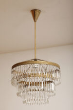 Duża kaskadowa trzypoziomowa jednopunktowa lampa sufitowa w stylu boho złożona z 143 przeźroczystych szklanych wisiorków i innych szklanych dodatków wiszących na trzech metalowych obręczach w kolorze starego złota, Typ 18-01, Železnobrodskié Sklo, Czechosłowacja, lata 50. - obrazek 5