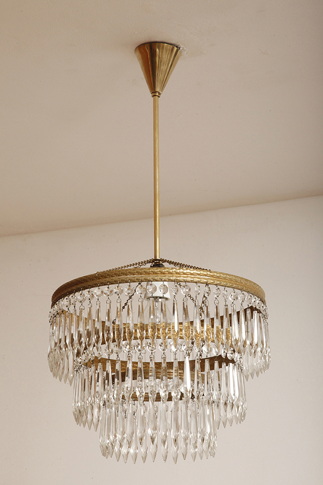 czech design, szklana lampa vintage, czech vintage lamp, vintage, vintage store, vintage ceiling lamp, hanging glass lamp, lamp, sklep vintage, mid century modern, Železnobrodskié Sklo, vintage chandeler, czechoslovakia, design shop, made in prl, lampa vintage Železnobrodskié Sklo, retro glass lamp, 60's, retro shop warsaw, meble prl, Železnobrodskié Sklo ceiling lamp, napako vintage lamp, mid century lamp, retro sklep warszawa, retro, Železnobrodskié Sklo vintage lamp, lampa napako, lamp design, vintage shop warsaw, lampa vintage, lampa boho, lampa sufitowa vintage, vintage lamp, antique shop warsaw, vintage hanging lamp, boho vintage, czeska lampa sufitowa retro, 1960., antique store warsaw, retro lamp, lampa vintage boho, hanging vintage lamp napako, 60., antyk sklep, retro style, retro shop, 1960s, antyk sklep warszawa, vintage light, vintage shop Duża kaskadowa trzypoziomowa jednopunktowa lampa sufitowa w stylu boho złożona z 143 przeźroczystych szklanych wisiorków i innych szklanych dodatków wiszących na trzech metalowych obręczach w kolorze starego złota, Typ 18-01, Železnobrodskié Sklo, Czechosłowacja, lata 50. - obrazek 5