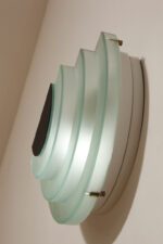 Jednopunktowy kinkiet/lampa ścienna z akrylowym kaskadowym kloszem w morskim kolorze, styl Memphis, firma Massive, Belgia, lata 90. - obrazek 5