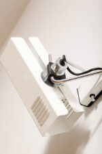 Dwupunktowa pozioma biała metalowa lampa ścienna/kinkiet z ruchomymi kloszami na chromowanej konstrukcji, Space Age, Włochy, lata 70 - obrazek 52