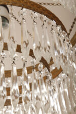 Duża kaskadowa trzypoziomowa jednopunktowa lampa sufitowa w stylu boho złożona z 143 przeźroczystych szklanych wisiorków i innych szklanych dodatków wiszących na trzech metalowych obręczach w kolorze starego złota, Typ 18-01, Železnobrodskié Sklo, Czechosłowacja, lata 50. - obrazek 52