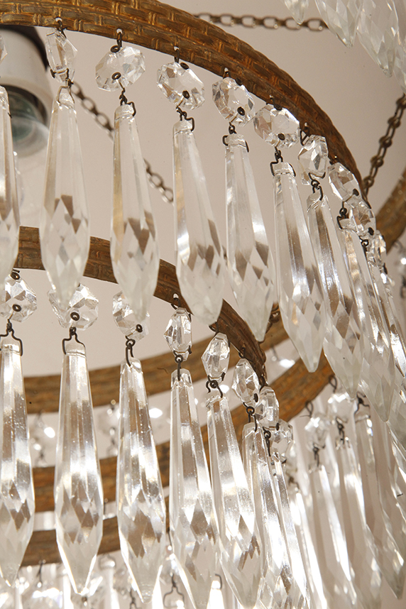 czech design, szklana lampa vintage, czech vintage lamp, vintage, vintage store, vintage ceiling lamp, hanging glass lamp, lamp, sklep vintage, mid century modern, Železnobrodskié Sklo, vintage chandeler, czechoslovakia, design shop, made in prl, lampa vintage Železnobrodskié Sklo, retro glass lamp, 60's, retro shop warsaw, meble prl, Železnobrodskié Sklo ceiling lamp, napako vintage lamp, mid century lamp, retro sklep warszawa, retro, Železnobrodskié Sklo vintage lamp, lampa napako, lamp design, vintage shop warsaw, lampa vintage, lampa boho, lampa sufitowa vintage, vintage lamp, antique shop warsaw, vintage hanging lamp, boho vintage, czeska lampa sufitowa retro, 1960., antique store warsaw, retro lamp, lampa vintage boho, hanging vintage lamp napako, 60., antyk sklep, retro style, retro shop, 1960s, antyk sklep warszawa, vintage light, vintage shop Duża kaskadowa trzypoziomowa jednopunktowa lampa sufitowa w stylu boho złożona z 143 przeźroczystych szklanych wisiorków i innych szklanych dodatków wiszących na trzech metalowych obręczach w kolorze starego złota, Typ 18-01, Železnobrodskié Sklo, Czechosłowacja, lata 50. - obrazek 52