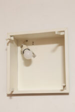 Duży jednopunktowy biały kwadratowy podtynkowy kinkiet/lampa ścienna/plafon „Kvadrat” / „Kvadratlampen” z geometrycznym dyfuzorem z tworzywa sztucznego, projekt Nils Andersen & Salli Besiakow dla Lyfa, Dania, wzór z 1972 roku - obrazek 51