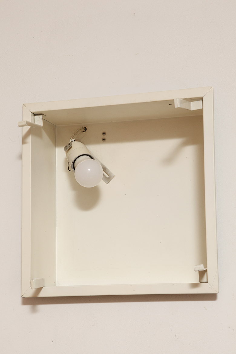 scandinavian lamp, antique shop warsaw, duński design, retro sklep warszawa, scandinavian style, antique store warsaw, retro shop, vintage shop warsaw, vintage wall lamp, antyk sklep, vintage shop, vintage store warsaw, metal lamp, antyk sklep warszawa, vintage store, retro store warsaw, lampa vintage, scandinavian vintage lamp, sklep vintage, design shop warsaw, danish design, metal vintage lamp, design shop, design sklep warszawa, lampa retro, wall lamp lyfa, retro store, danish lamp, antique shop, duńska lampa, design sklep, danish ceiling lamp, antique store, danish hanging lamp, design store, vintage lamp, design store warsaw, vintage danish lamp, kinkiet lyfa, sklep retro, scandinavian design, vintage sklep warszawa, danish retro lamp, lyfa wall lamp, retro shop warsaw Duży jednopunktowy biały kwadratowy podtynkowy kinkiet/lampa ścienna/plafon „Kvadrat” / „Kvadratlampen” z geometrycznym dyfuzorem z tworzywa sztucznego, projekt Nils Andersen & Salli Besiakow dla Lyfa, Dania, wzór z 1972 roku - obrazek 51