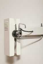 Dwupunktowa pozioma biała metalowa lampa ścienna/kinkiet z ruchomymi kloszami na chromowanej konstrukcji, Space Age, Włochy, lata 70 - obrazek 54