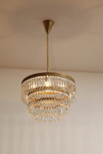 Duża kaskadowa trzypoziomowa jednopunktowa lampa sufitowa w stylu boho złożona z 143 przeźroczystych szklanych wisiorków i innych szklanych dodatków wiszących na trzech metalowych obręczach w kolorze starego złota, Typ 18-01, Železnobrodskié Sklo, Czechosłowacja, lata 50. - obrazek 53