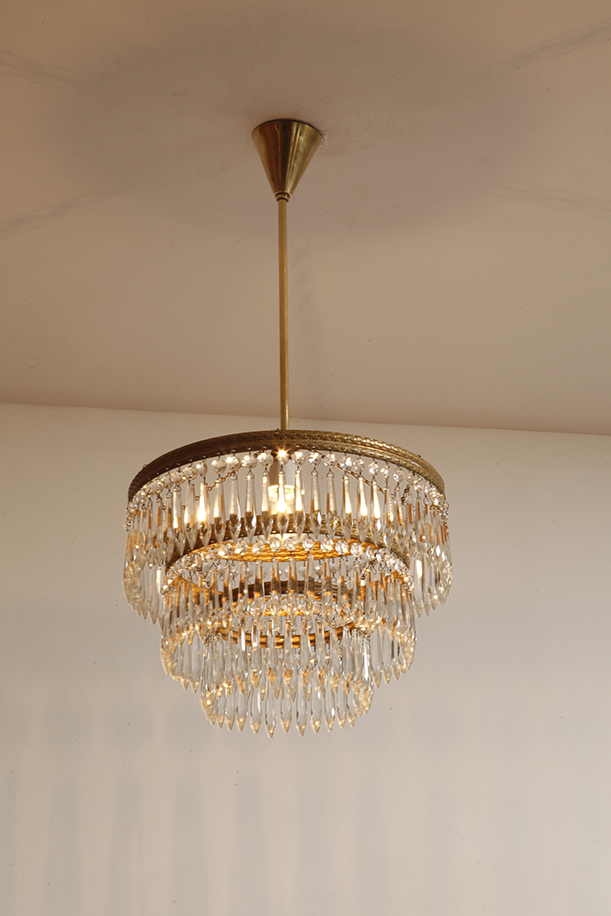 czech design, szklana lampa vintage, czech vintage lamp, vintage, vintage store, vintage ceiling lamp, hanging glass lamp, lamp, sklep vintage, mid century modern, Železnobrodskié Sklo, vintage chandeler, czechoslovakia, design shop, made in prl, lampa vintage Železnobrodskié Sklo, retro glass lamp, 60's, retro shop warsaw, meble prl, Železnobrodskié Sklo ceiling lamp, napako vintage lamp, mid century lamp, retro sklep warszawa, retro, Železnobrodskié Sklo vintage lamp, lampa napako, lamp design, vintage shop warsaw, lampa vintage, lampa boho, lampa sufitowa vintage, vintage lamp, antique shop warsaw, vintage hanging lamp, boho vintage, czeska lampa sufitowa retro, 1960., antique store warsaw, retro lamp, lampa vintage boho, hanging vintage lamp napako, 60., antyk sklep, retro style, retro shop, 1960s, antyk sklep warszawa, vintage light, vintage shop Duża kaskadowa trzypoziomowa jednopunktowa lampa sufitowa w stylu boho złożona z 143 przeźroczystych szklanych wisiorków i innych szklanych dodatków wiszących na trzech metalowych obręczach w kolorze starego złota, Typ 18-01, Železnobrodskié Sklo, Czechosłowacja, lata 50. - obrazek 53