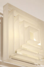 Duży jednopunktowy biały kwadratowy podtynkowy kinkiet/lampa ścienna/plafon „Kvadrat” / „Kvadratlampen” z geometrycznym dyfuzorem z tworzywa sztucznego, projekt Nils Andersen & Salli Besiakow dla Lyfa, Dania, wzór z 1972 roku - obrazek 52