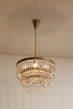 Duża kaskadowa trzypoziomowa jednopunktowa lampa sufitowa w stylu boho złożona z 143 przeźroczystych szklanych wisiorków i innych szklanych dodatków wiszących na trzech metalowych obręczach w kolorze starego złota, Typ 18-01, Železnobrodskié Sklo, Czechosłowacja, lata 50. - obrazek 54