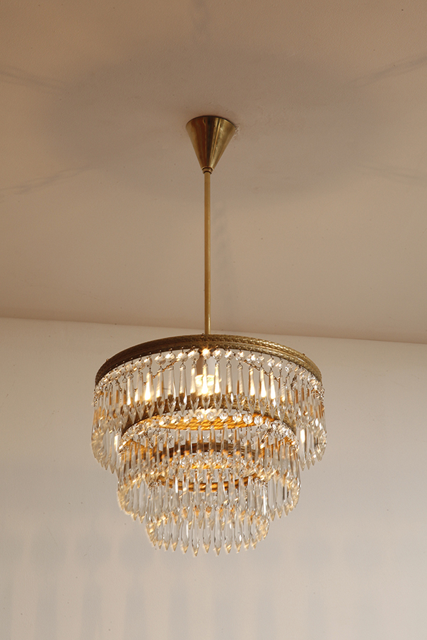 czech design, szklana lampa vintage, czech vintage lamp, vintage, vintage store, vintage ceiling lamp, hanging glass lamp, lamp, sklep vintage, mid century modern, Železnobrodskié Sklo, vintage chandeler, czechoslovakia, design shop, made in prl, lampa vintage Železnobrodskié Sklo, retro glass lamp, 60's, retro shop warsaw, meble prl, Železnobrodskié Sklo ceiling lamp, napako vintage lamp, mid century lamp, retro sklep warszawa, retro, Železnobrodskié Sklo vintage lamp, lampa napako, lamp design, vintage shop warsaw, lampa vintage, lampa boho, lampa sufitowa vintage, vintage lamp, antique shop warsaw, vintage hanging lamp, boho vintage, czeska lampa sufitowa retro, 1960., antique store warsaw, retro lamp, lampa vintage boho, hanging vintage lamp napako, 60., antyk sklep, retro style, retro shop, 1960s, antyk sklep warszawa, vintage light, vintage shop Duża kaskadowa trzypoziomowa jednopunktowa lampa sufitowa w stylu boho złożona z 143 przeźroczystych szklanych wisiorków i innych szklanych dodatków wiszących na trzech metalowych obręczach w kolorze starego złota, Typ 18-01, Železnobrodskié Sklo, Czechosłowacja, lata 50. - obrazek 54