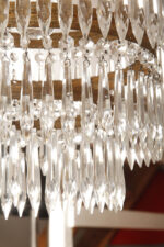 Duża kaskadowa trzypoziomowa jednopunktowa lampa sufitowa w stylu boho złożona z 143 przeźroczystych szklanych wisiorków i innych szklanych dodatków wiszących na trzech metalowych obręczach w kolorze starego złota, Typ 18-01, Železnobrodskié Sklo, Czechosłowacja, lata 50. - obrazek 55