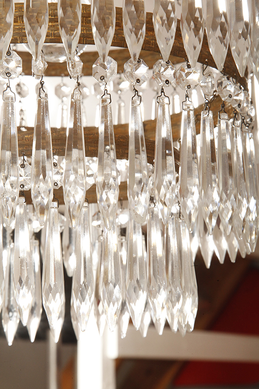 czech design, szklana lampa vintage, czech vintage lamp, vintage, vintage store, vintage ceiling lamp, hanging glass lamp, lamp, sklep vintage, mid century modern, Železnobrodskié Sklo, vintage chandeler, czechoslovakia, design shop, made in prl, lampa vintage Železnobrodskié Sklo, retro glass lamp, 60's, retro shop warsaw, meble prl, Železnobrodskié Sklo ceiling lamp, napako vintage lamp, mid century lamp, retro sklep warszawa, retro, Železnobrodskié Sklo vintage lamp, lampa napako, lamp design, vintage shop warsaw, lampa vintage, lampa boho, lampa sufitowa vintage, vintage lamp, antique shop warsaw, vintage hanging lamp, boho vintage, czeska lampa sufitowa retro, 1960., antique store warsaw, retro lamp, lampa vintage boho, hanging vintage lamp napako, 60., antyk sklep, retro style, retro shop, 1960s, antyk sklep warszawa, vintage light, vintage shop Duża kaskadowa trzypoziomowa jednopunktowa lampa sufitowa w stylu boho złożona z 143 przeźroczystych szklanych wisiorków i innych szklanych dodatków wiszących na trzech metalowych obręczach w kolorze starego złota, Typ 18-01, Železnobrodskié Sklo, Czechosłowacja, lata 50. - obrazek 55