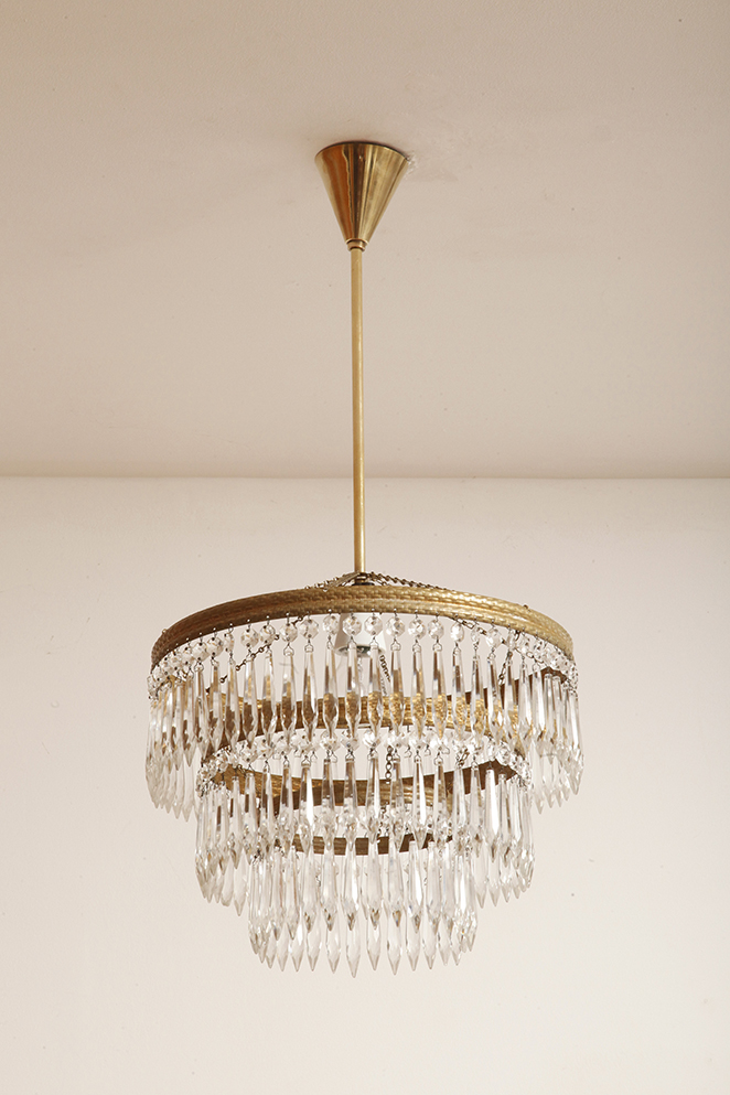 czech design, szklana lampa vintage, czech vintage lamp, vintage, vintage store, vintage ceiling lamp, hanging glass lamp, lamp, sklep vintage, mid century modern, Železnobrodskié Sklo, vintage chandeler, czechoslovakia, design shop, made in prl, lampa vintage Železnobrodskié Sklo, retro glass lamp, 60's, retro shop warsaw, meble prl, Železnobrodskié Sklo ceiling lamp, napako vintage lamp, mid century lamp, retro sklep warszawa, retro, Železnobrodskié Sklo vintage lamp, lampa napako, lamp design, vintage shop warsaw, lampa vintage, lampa boho, lampa sufitowa vintage, vintage lamp, antique shop warsaw, vintage hanging lamp, boho vintage, czeska lampa sufitowa retro, 1960., antique store warsaw, retro lamp, lampa vintage boho, hanging vintage lamp napako, 60., antyk sklep, retro style, retro shop, 1960s, antyk sklep warszawa, vintage light, vintage shop Duża kaskadowa trzypoziomowa jednopunktowa lampa sufitowa w stylu boho złożona z 143 przeźroczystych szklanych wisiorków i innych szklanych dodatków wiszących na trzech metalowych obręczach w kolorze starego złota, Typ 18-01, Železnobrodskié Sklo, Czechosłowacja, lata 50. - obrazek 56