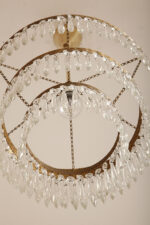 Duża kaskadowa trzypoziomowa jednopunktowa lampa sufitowa w stylu boho złożona z 143 przeźroczystych szklanych wisiorków i innych szklanych dodatków wiszących na trzech metalowych obręczach w kolorze starego złota, Typ 18-01, Železnobrodskié Sklo, Czechosłowacja, lata 50. - obrazek 57