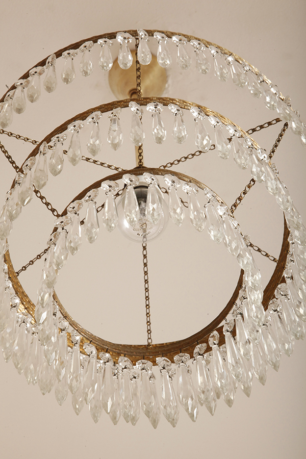 czech design, szklana lampa vintage, czech vintage lamp, vintage, vintage store, vintage ceiling lamp, hanging glass lamp, lamp, sklep vintage, mid century modern, Železnobrodskié Sklo, vintage chandeler, czechoslovakia, design shop, made in prl, lampa vintage Železnobrodskié Sklo, retro glass lamp, 60's, retro shop warsaw, meble prl, Železnobrodskié Sklo ceiling lamp, napako vintage lamp, mid century lamp, retro sklep warszawa, retro, Železnobrodskié Sklo vintage lamp, lampa napako, lamp design, vintage shop warsaw, lampa vintage, lampa boho, lampa sufitowa vintage, vintage lamp, antique shop warsaw, vintage hanging lamp, boho vintage, czeska lampa sufitowa retro, 1960., antique store warsaw, retro lamp, lampa vintage boho, hanging vintage lamp napako, 60., antyk sklep, retro style, retro shop, 1960s, antyk sklep warszawa, vintage light, vintage shop Duża kaskadowa trzypoziomowa jednopunktowa lampa sufitowa w stylu boho złożona z 143 przeźroczystych szklanych wisiorków i innych szklanych dodatków wiszących na trzech metalowych obręczach w kolorze starego złota, Typ 18-01, Železnobrodskié Sklo, Czechosłowacja, lata 50. - obrazek 57