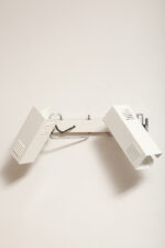 Dwupunktowa pozioma biała metalowa lampa ścienna/kinkiet z ruchomymi kloszami na chromowanej konstrukcji, Space Age, Włochy, lata 70 - obrazek 59